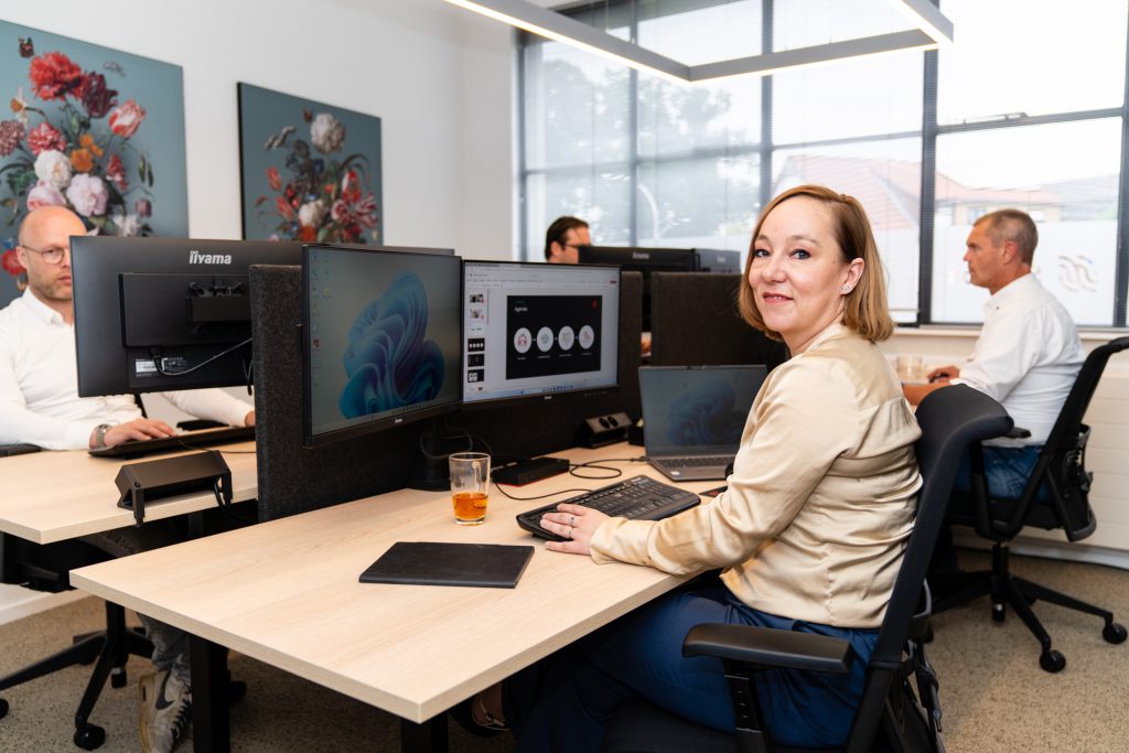Consultant werkt aan business software architectuur op kantoor van Skopos.