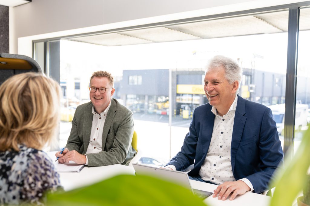 Adviseurs in gesprek tijdens intake over ERP-systeem en procesoptimalisatie bij maakbedrijf