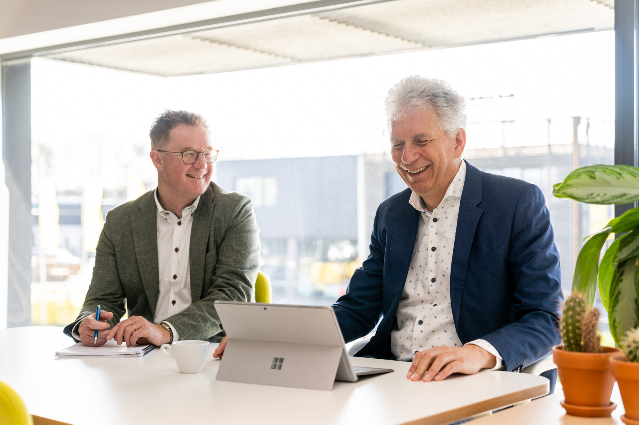 Maak vrijblijvend een afspraak Twee adviseurs van Skopos bespreken de veiligheid en toekomstbestendigheid van bedrijfssoftware.