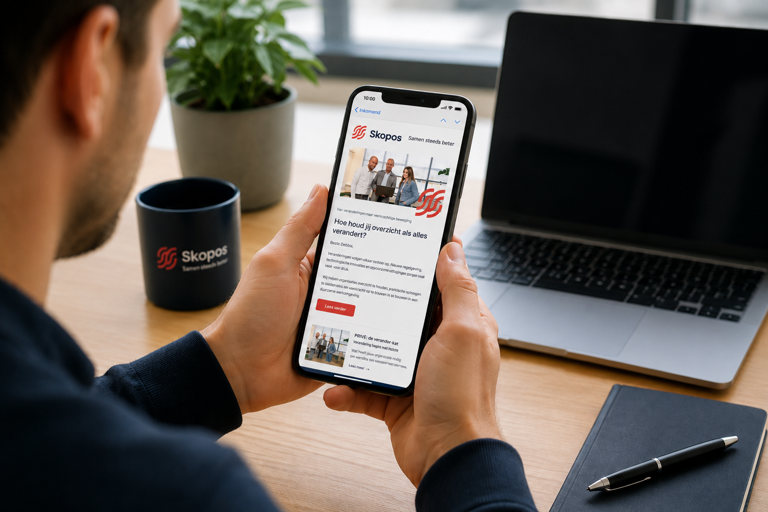Skopos-nieuwsbrief over bedrijfssoftware Professional leest de Skopos-nieuwsbrief over bedrijfssoftware op zijn smartphone.